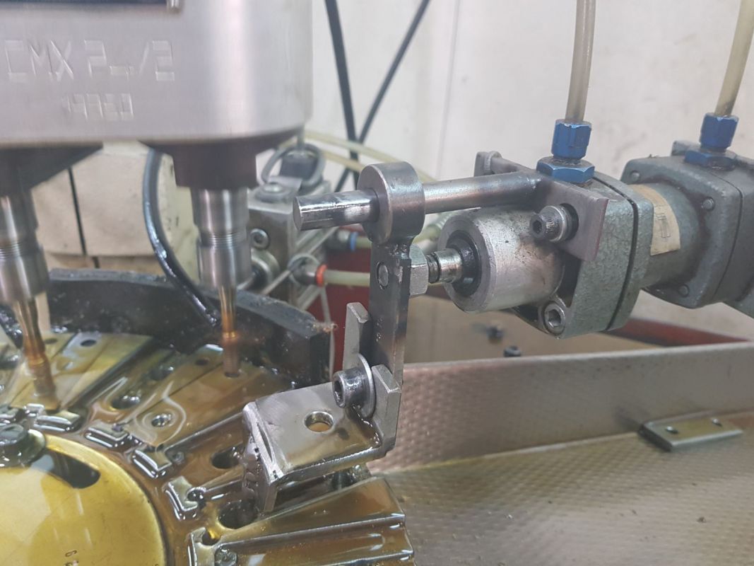 Roscado de piezas automoción, roscado múltiple en automático con capacidad de roscar 9 roscas en una sola operación